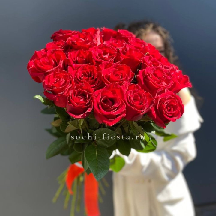 25 высоких красных роз в Шахтах