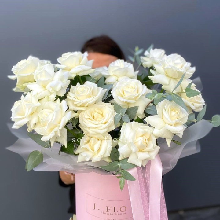 17 Французских белых роз в боксе в Шахтах