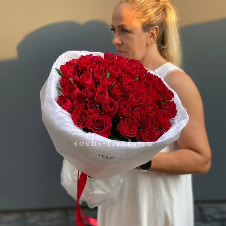 51 роза мадам ред в нежном оформлении с доставкой в Шахтах