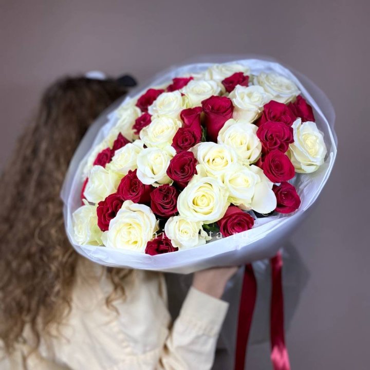 Букет из красных белых 45 роз в Шахтах