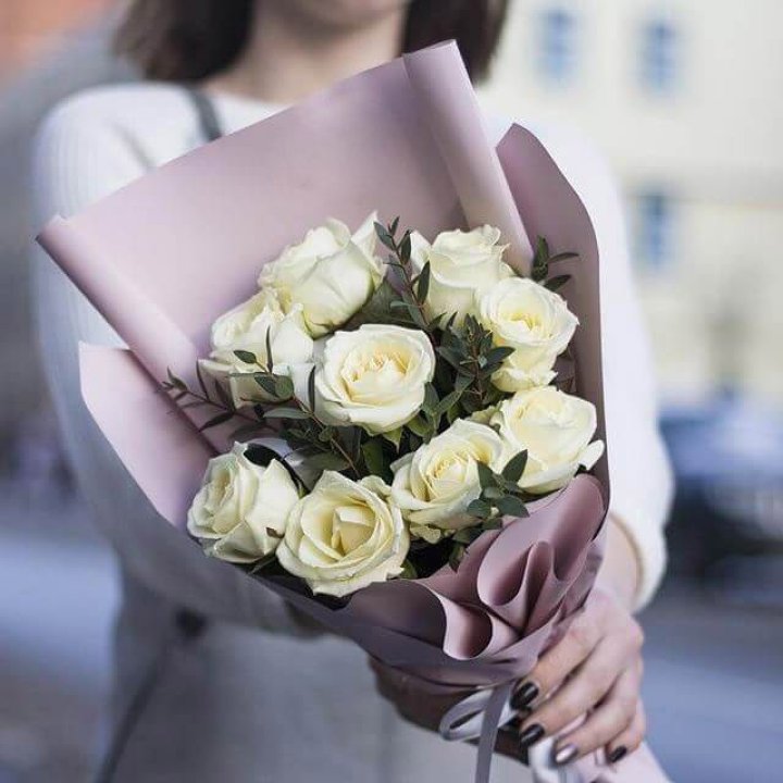 9 белых  роз "Минт" в Шахтах