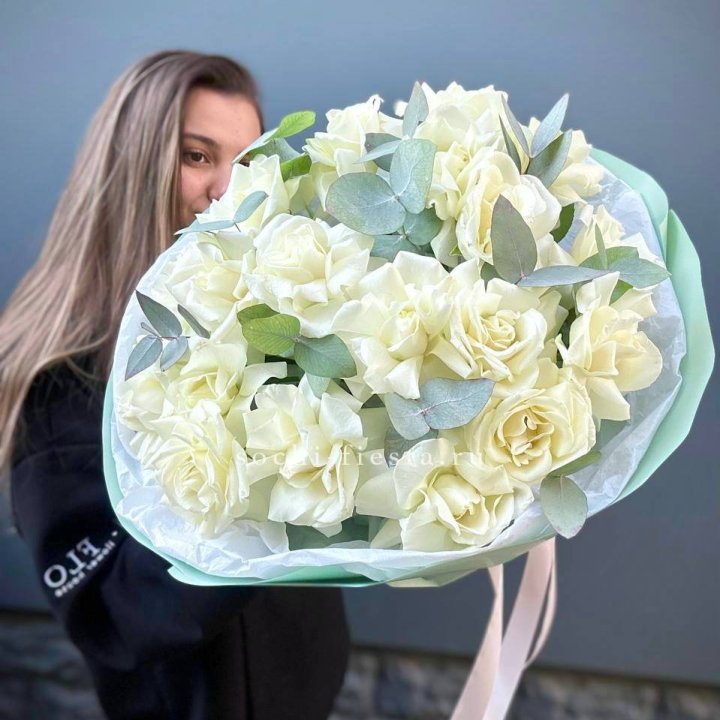 19 Белых французских роз "Ноте бьянке" в Шахтах