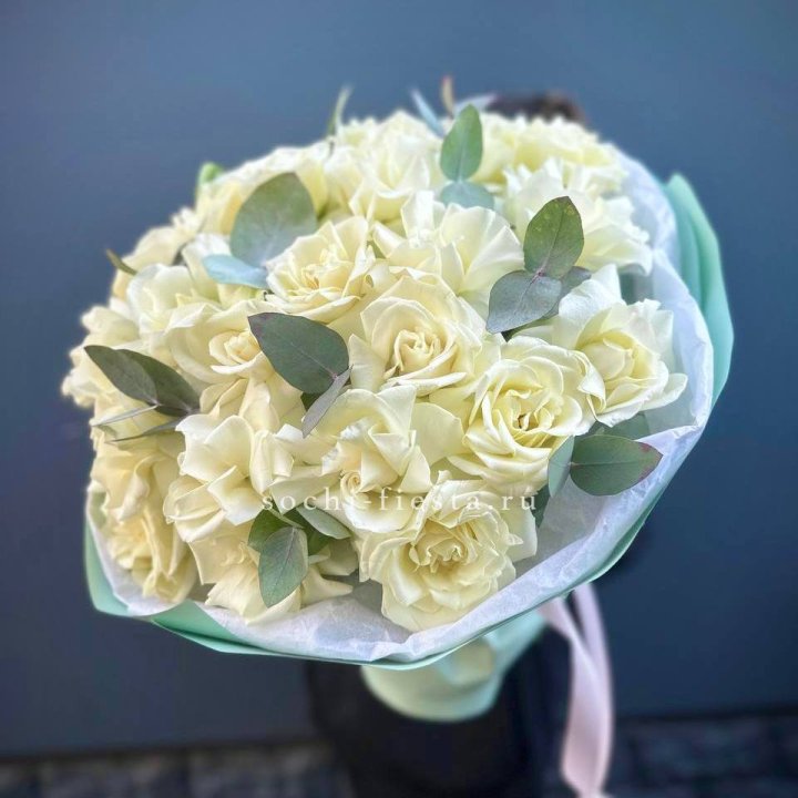 25 Белых французских роз "Ноте бьянка" в Шахтах