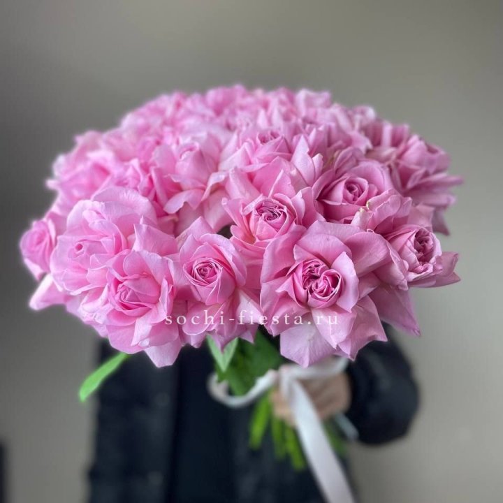 25 розовых французских роз в Шахтах