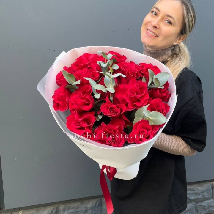 17 Красных французских роз в Шахтах