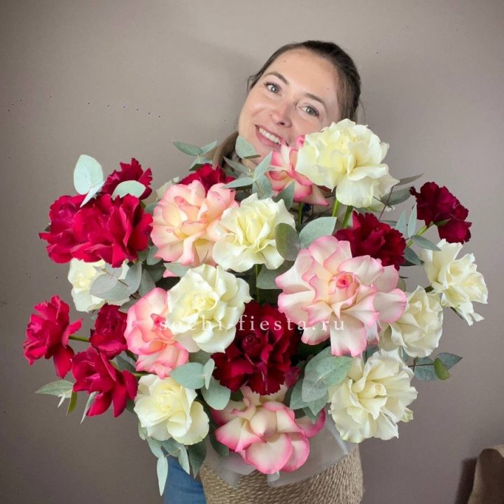 35 французских роз микс в джутовом боксе в Шахтах