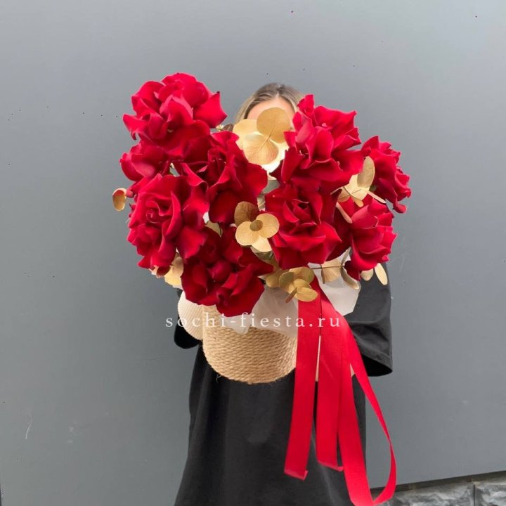 Красные французские розы в джутовом кашпо в Шахтах