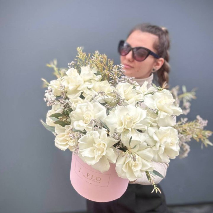 17 Французских белых роз в коробке Афина в Шахтах