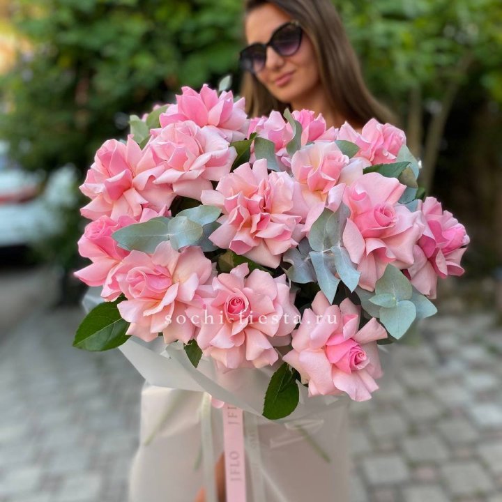 17 Розовых  французских роз в Шахтах
