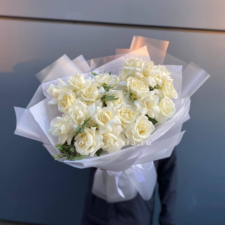 Пышный букет из белых роз в Шахтах