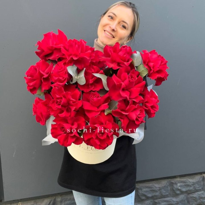 17 Французских роз в боксе в Шахтах