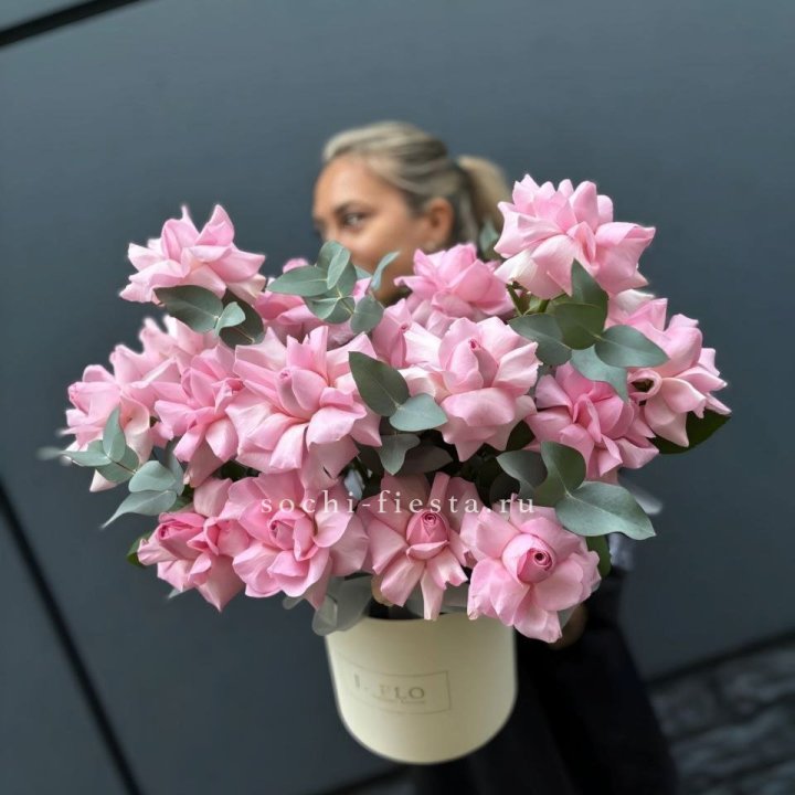 17 Розовых французских роз в боксе в Шахтах