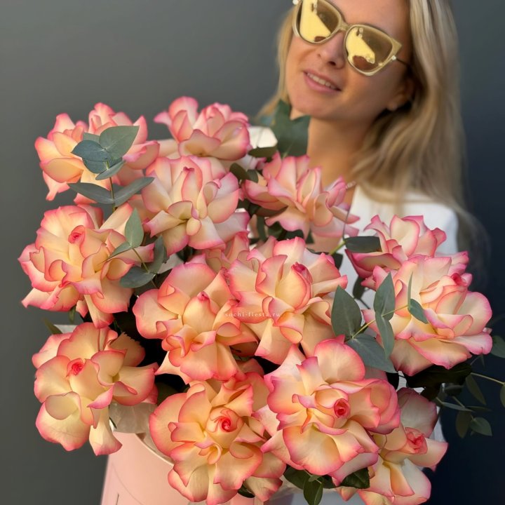 15 французских  роз Джумилия в боксе с доставкой в Шахтах