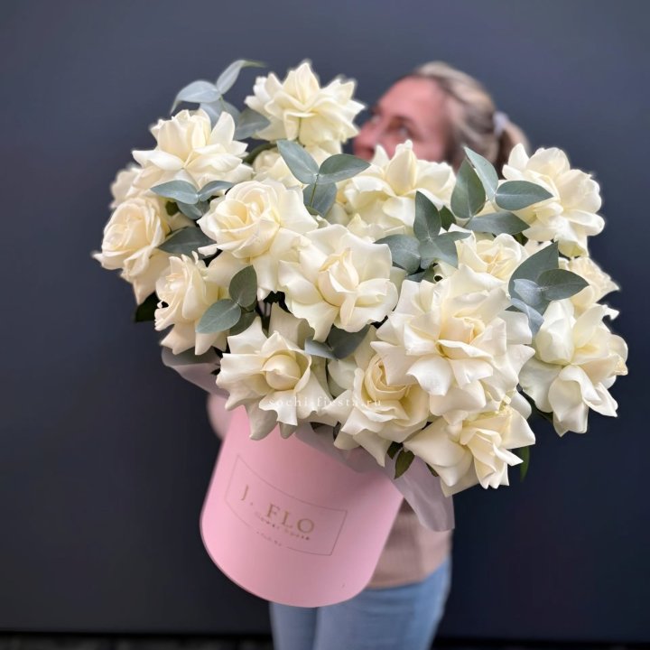 25 Французских белых роз в боксе в Шахтах