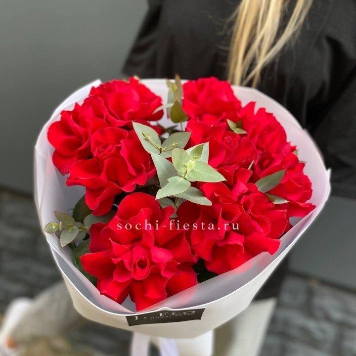 9 Красных французских роз с доставкой в Шахтах