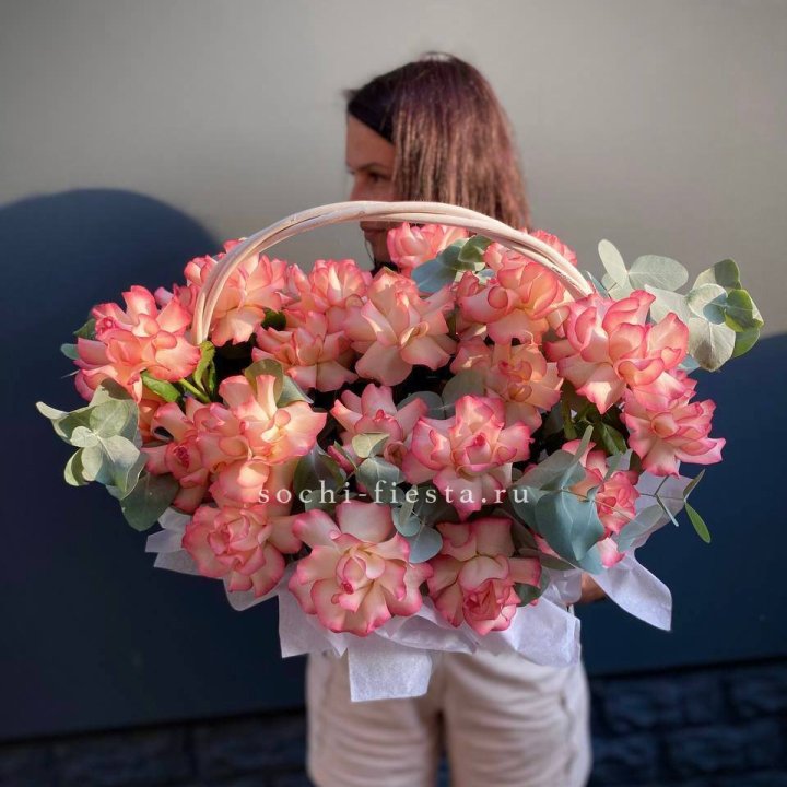 25 Французских роз Джумилия в корзине в Шахтах