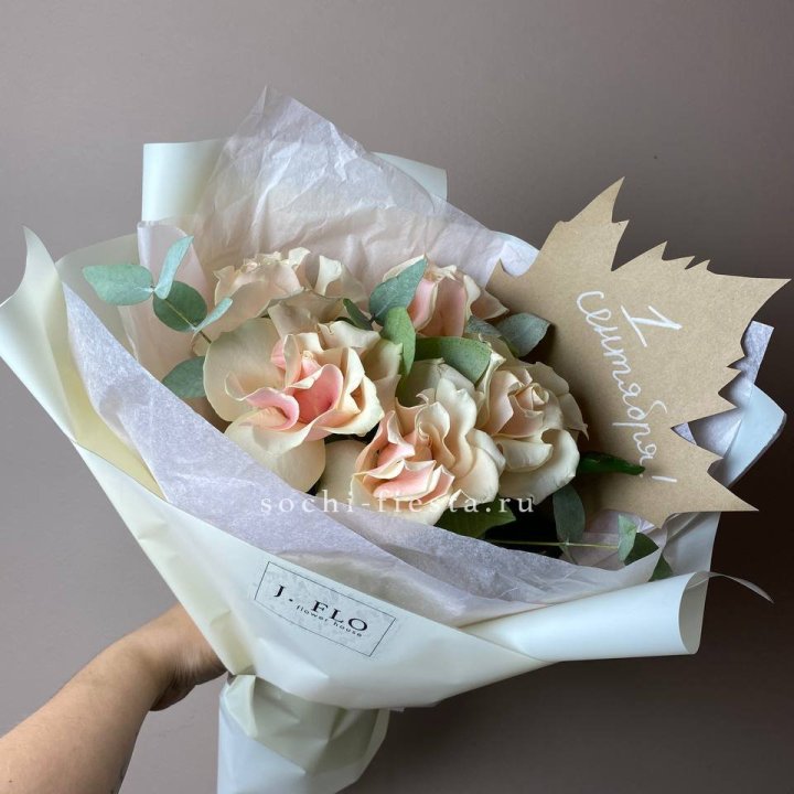 Букет кремовых роз к дню знаний в Шахтах