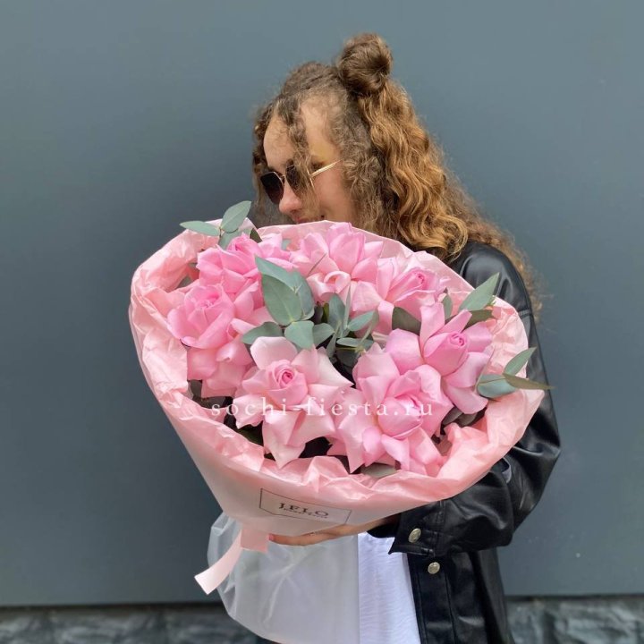 7 розовых роз в Шахтах