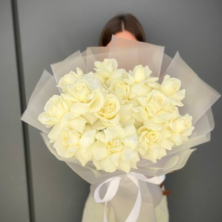 13 белых роз в Шахтах