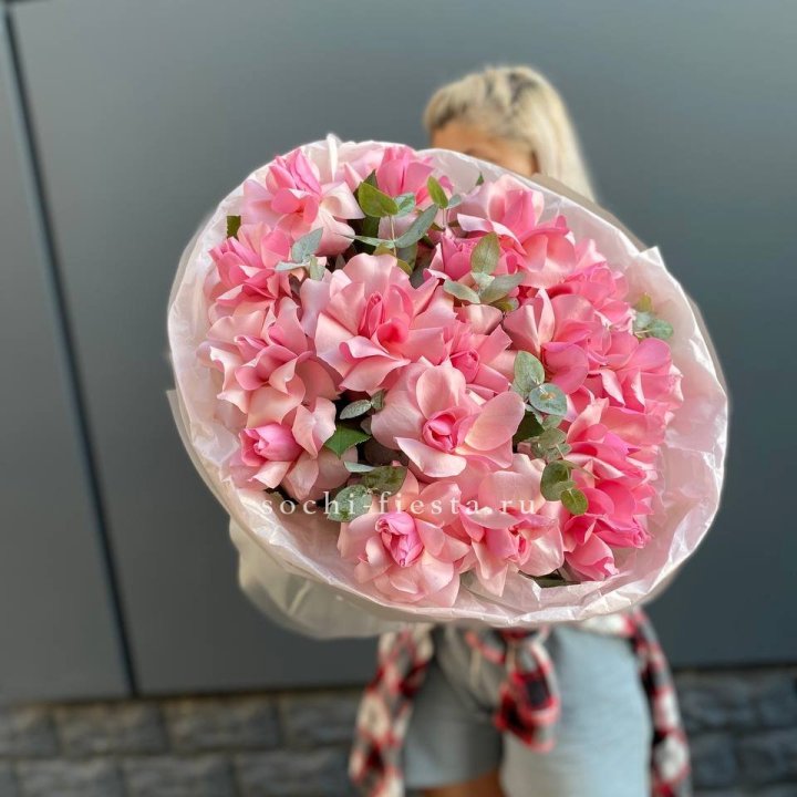 17 розовых роз в Шахтах