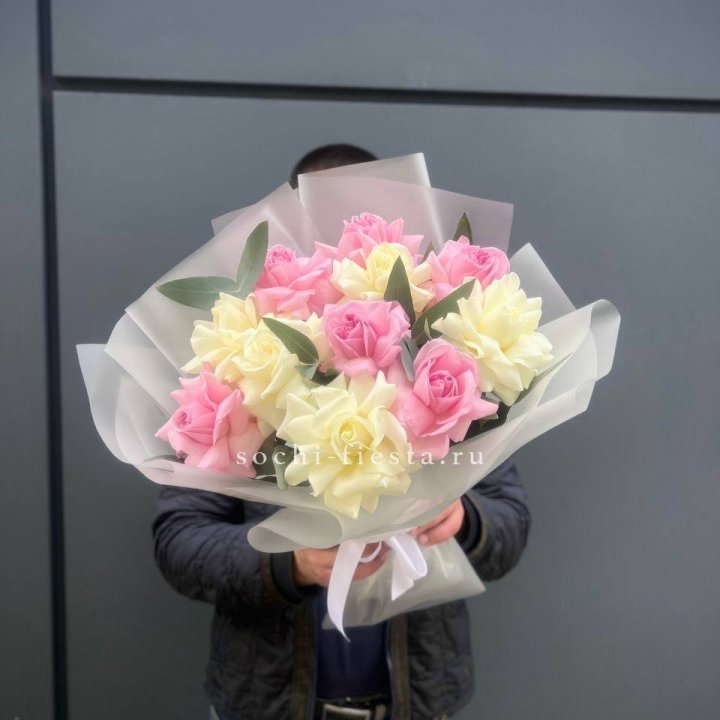11 бело-розовых роз с доставкой в Шахтах