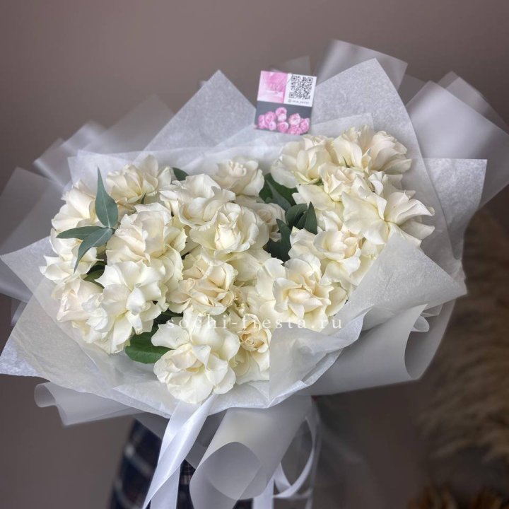 21 французских роз с эвкалиптом в Шахтах