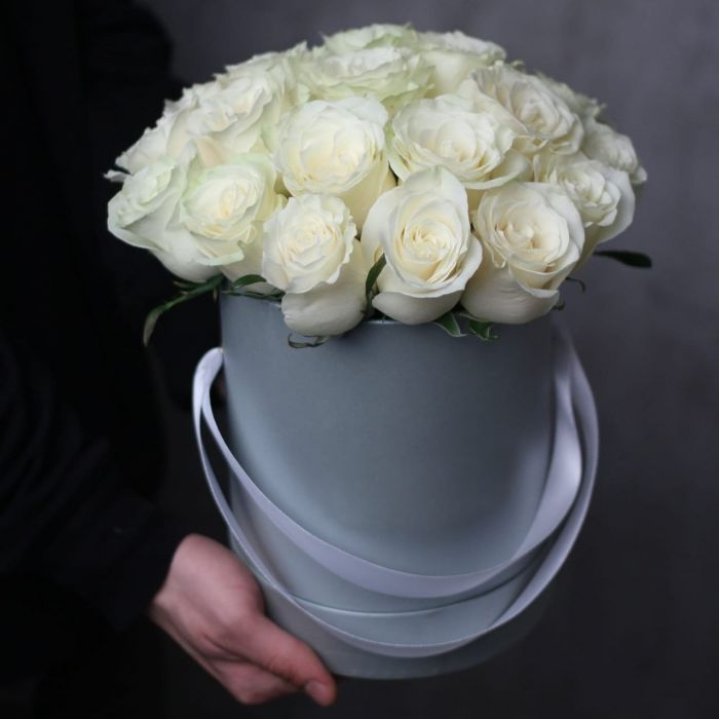 15 белых роз в цилиндре в Шахтах