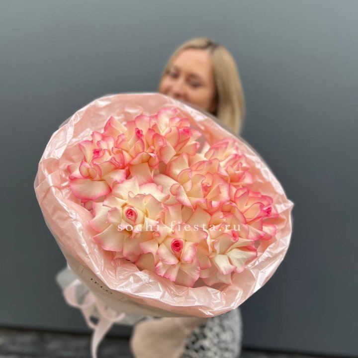 9 французских роз Джумилия в нежном оформлении в Шахтах