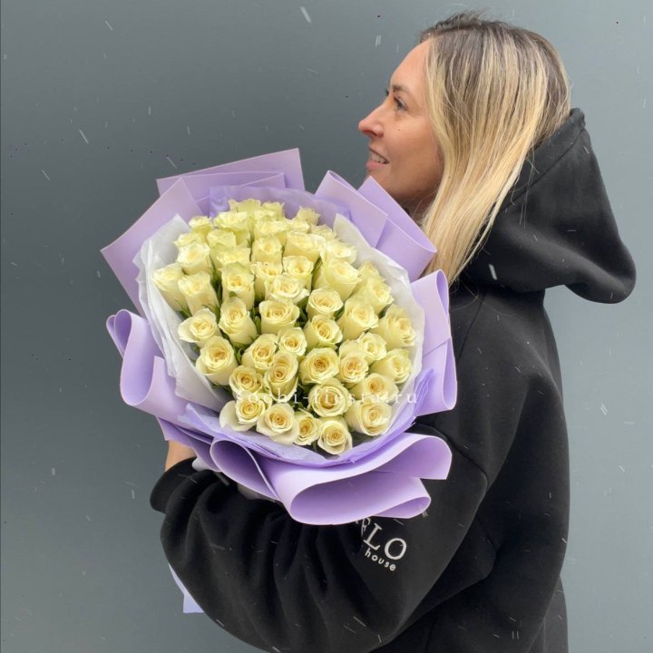 51 белая кенийская роза в оформлении в Шахтах