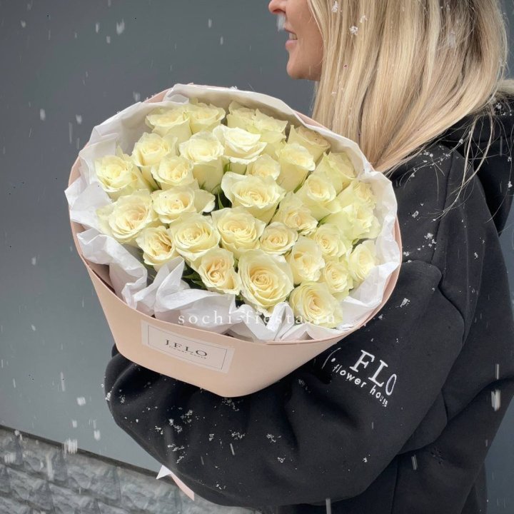 31 белая роза в оформлении в Шахтах