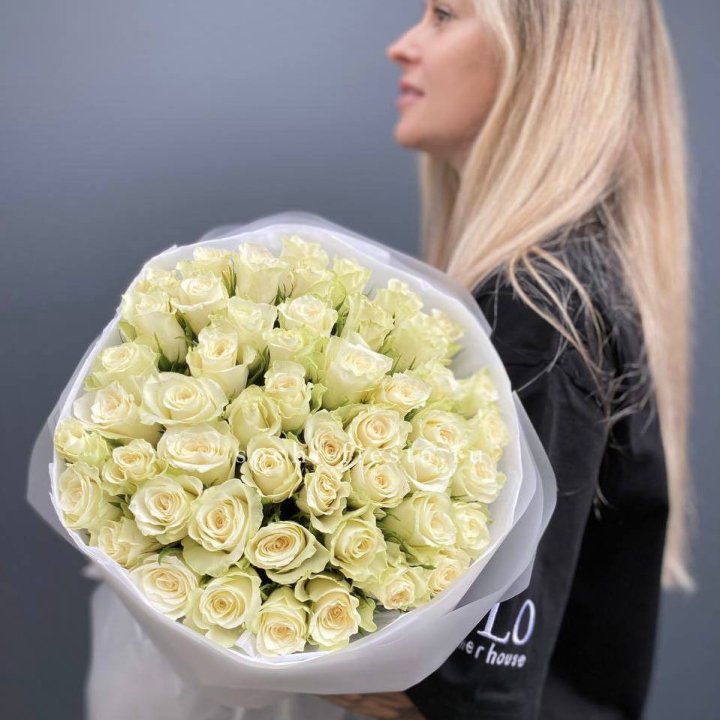 Воздушный букет из 51 белой кенийской розы в Шахтах