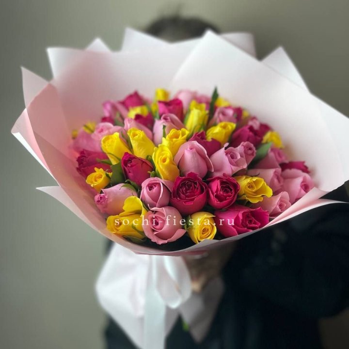 Букет из 51 розы Микс (Кения) в Шахтах