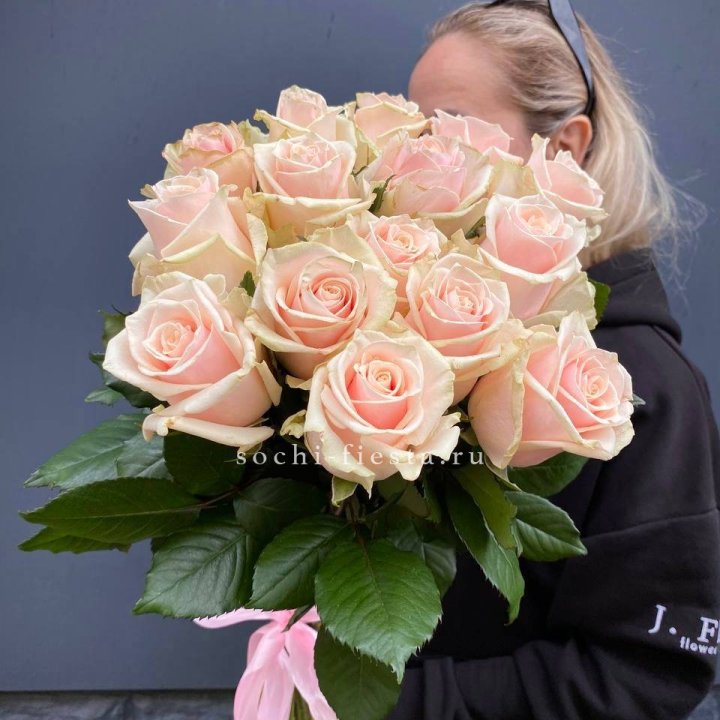 15  кремовых высоких роз с доставкой в Шахтах