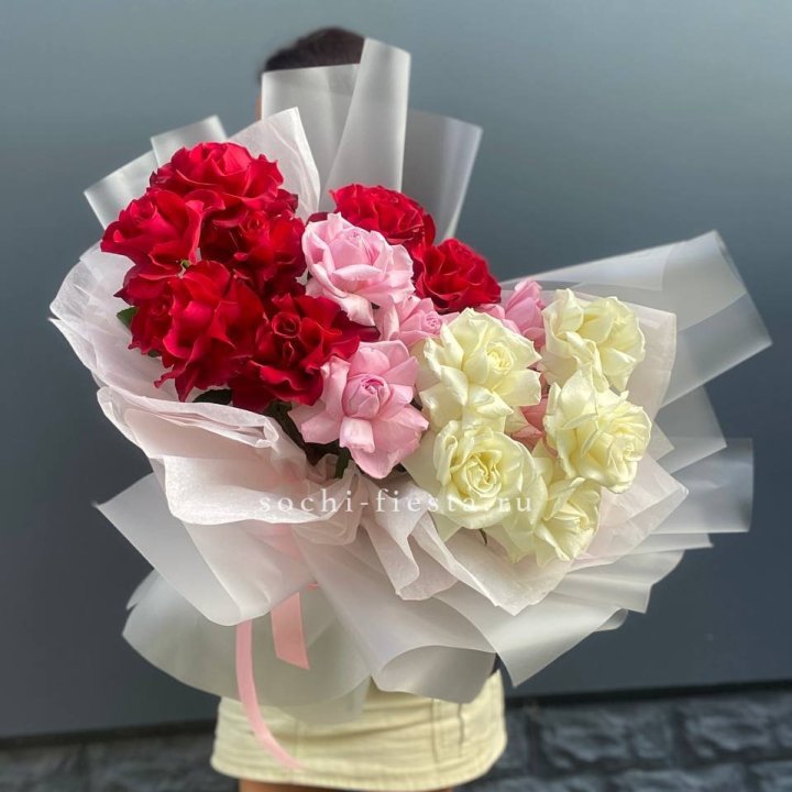 Микс из 17 роз в Шахтах