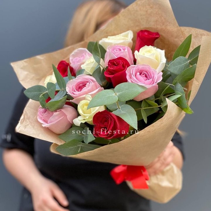 Букет из 15 роз с эвкалиптом в Шахтах