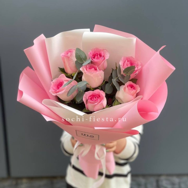 7 роз с эвкалиптом в Шахтах