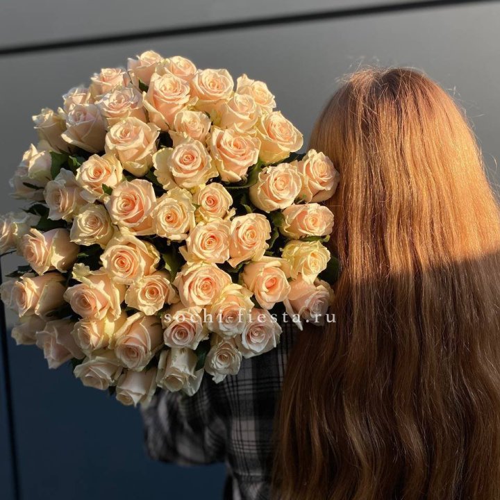 Охапка кремовых роз в Шахтах