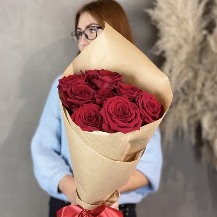 9 красных роз в крафте в Шахтах