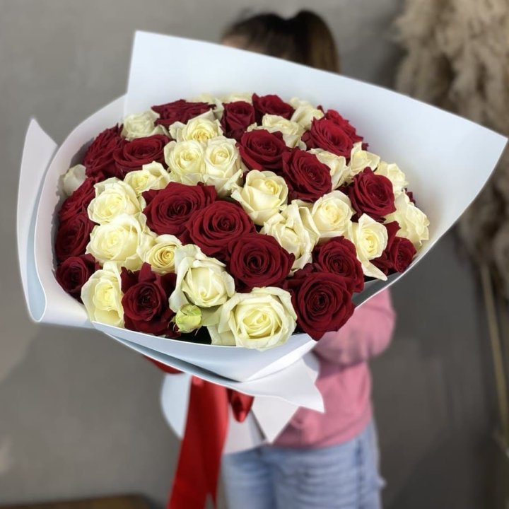 51 красная и белая роза в Шахтах