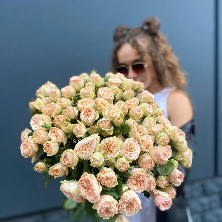 25 пионовидных роз в Шахтах