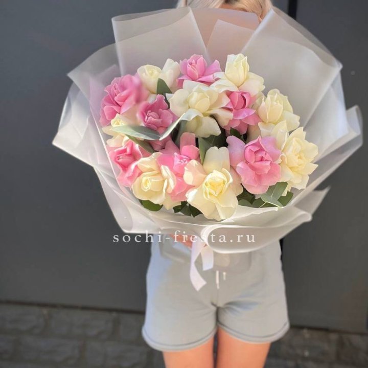 15 бело-розовых роз в Шахтах