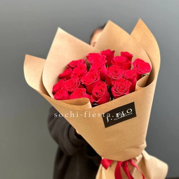 19 красных роз в крафте в Шахтах