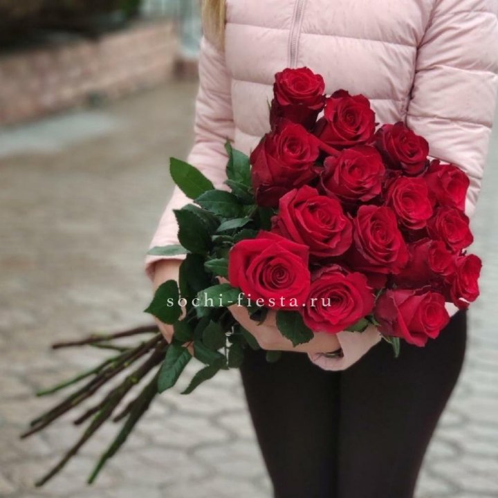 15 высоких красных роз в Шахтах