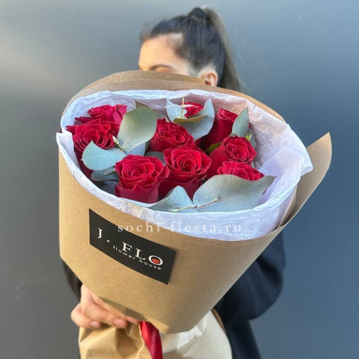 9 роз с эвкалиптом в Шахтах