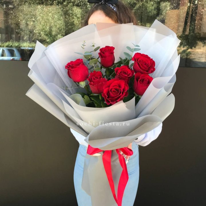 7 красных роз с эвкалиптом  в Шахтах