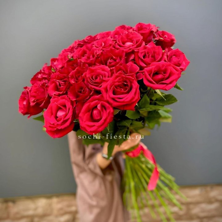 51 высокая красная роза в Шахтах