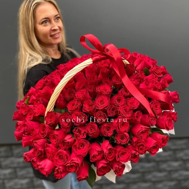 151 красная  роза в корзине в Шахтах