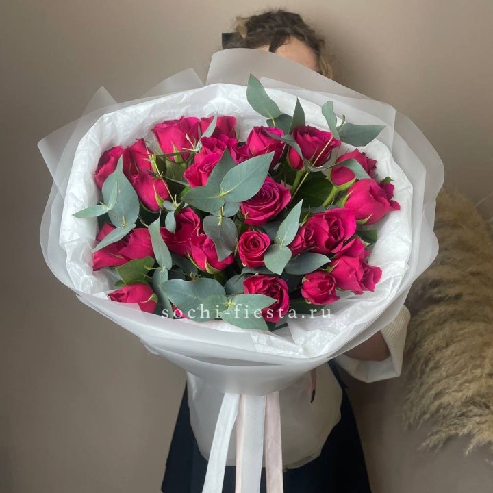 25 малиновых роз с эвкалиптом в Шахтах