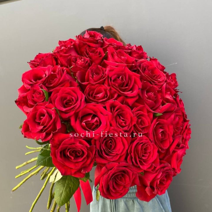 35 красных роз под ленту с доставкой в Шахтах