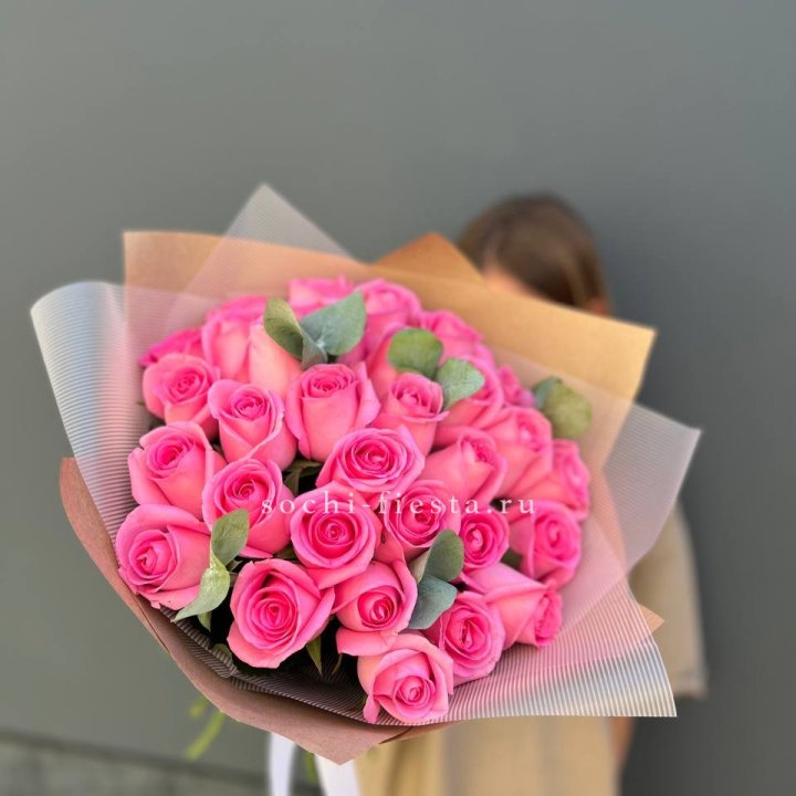 31 розовая роза с эвкалиптом в Шахтах